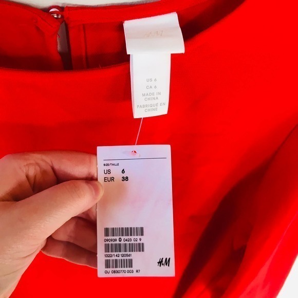 H&M Red Mock Neck Pearl Cuff Shift Dress Size 6 - Picture 8 of 10